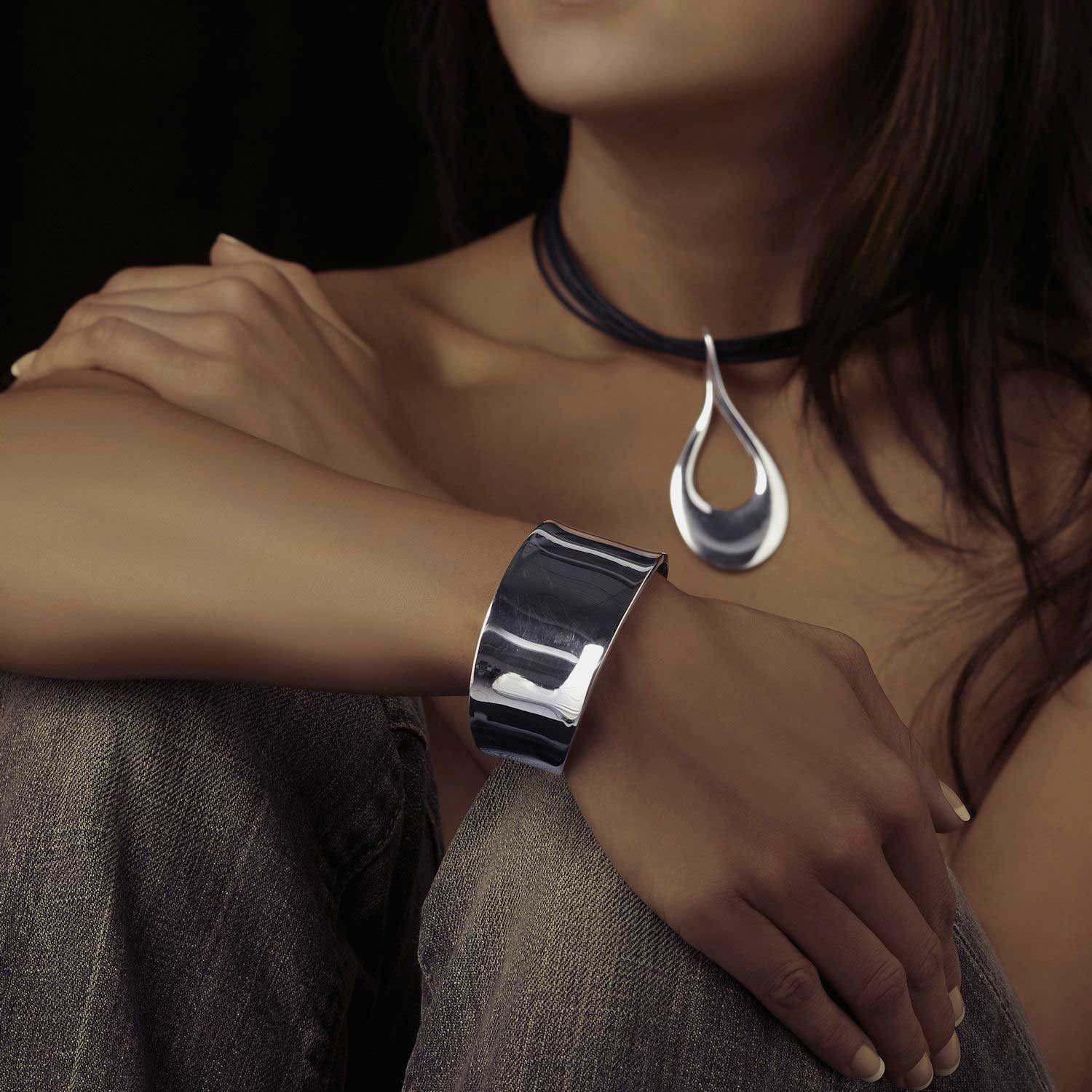 Capella Smooth, Polished Silver Bangle – Corazon Latino